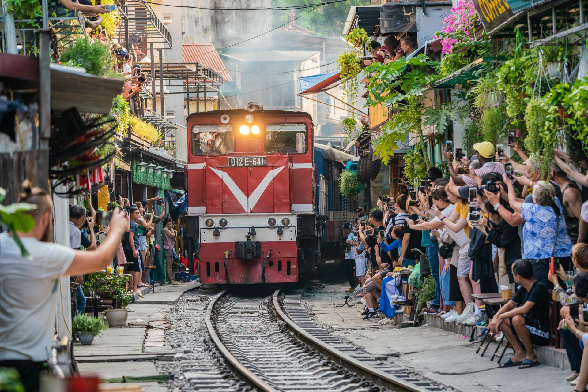 /fm/Files//Pictures/Ido Uploads/Asia/Vietnam/Hanoi/Hanoi - Train In Train Street People Tourists - NS - SS.jpg